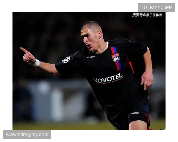 卡里姆·本泽马:从天才少年到足坛巨星的辉煌历程与传奇故事 卡里姆·本泽马:从天才少年到足坛巨星的辉煌历程与传奇故事