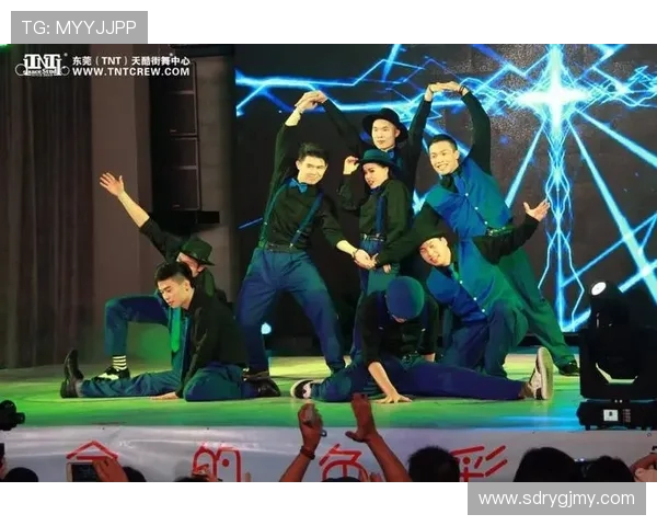 重庆飞盘队在全国街舞大赛中的精彩表现与成长历程全景回顾 重庆飞盘队在全国街舞大赛中的精彩表现与成长历程全景回顾