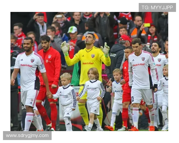 因戈尔与海登的激烈对决揭示足球战术与团队合作的重要性 因戈尔与海登的激烈对决揭示足球战术与团队合作的重要性