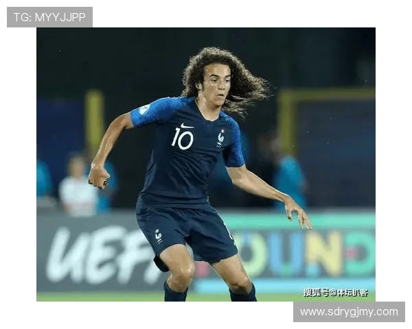 哈维西蒙斯的崛起之路:从青训天才到足坛新星的精彩历程 哈维西蒙斯的崛起之路:从青训天才到足坛新星的精彩历程