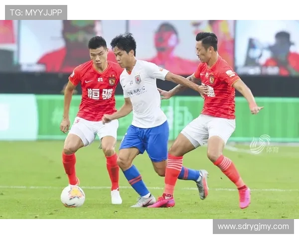 广州恒大与泰山鲁能激战正酣谁将赢得这场中超巅峰对决